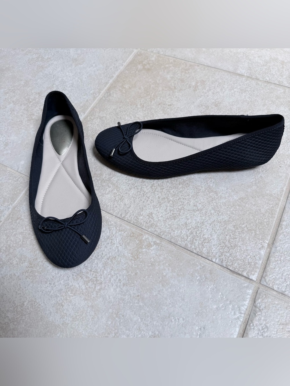 Alfani Step 'N Flex Ballet Flats featuring a textured, diamond-quilted navy sz 8